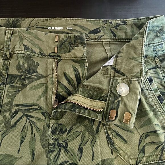Old Navy Pixie Pants with a Green Tropical Camo Deisign - Size 2 Tall - Picture 3 of 6